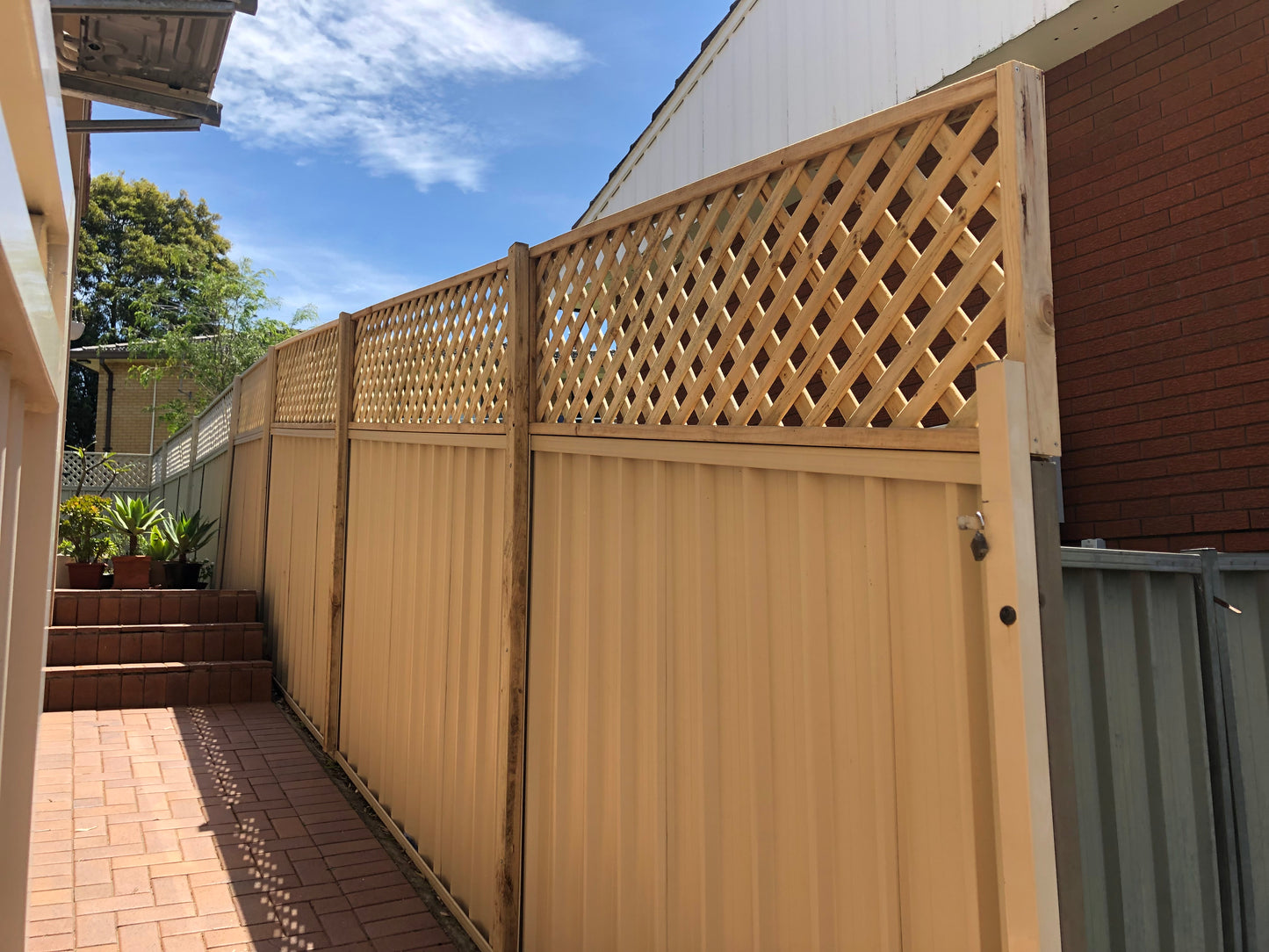 Pencil Round Diagonal Treated Pine Lattice